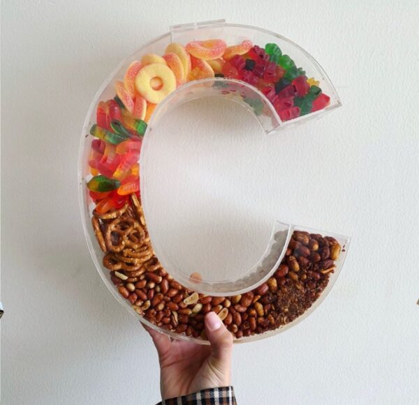 Letra de Acrilico con snacks