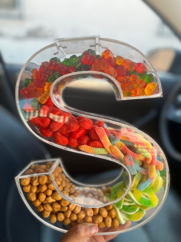 Letra de Acrilico con snacks