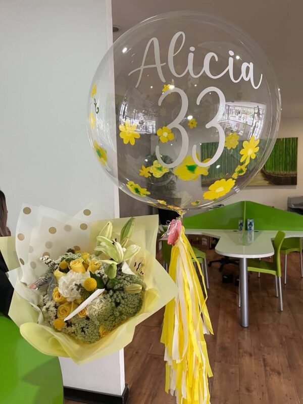 Combo burbuja mediana y ramo de flores