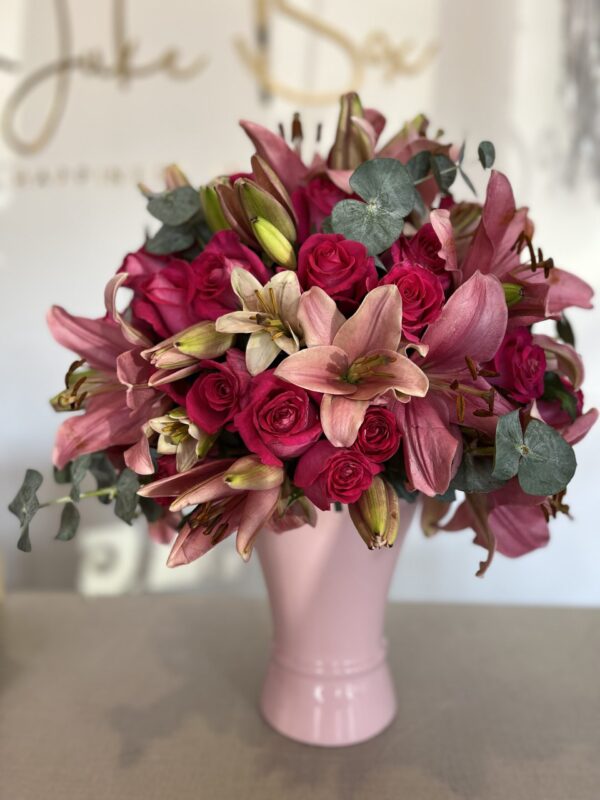 Jarron lilis y rosas