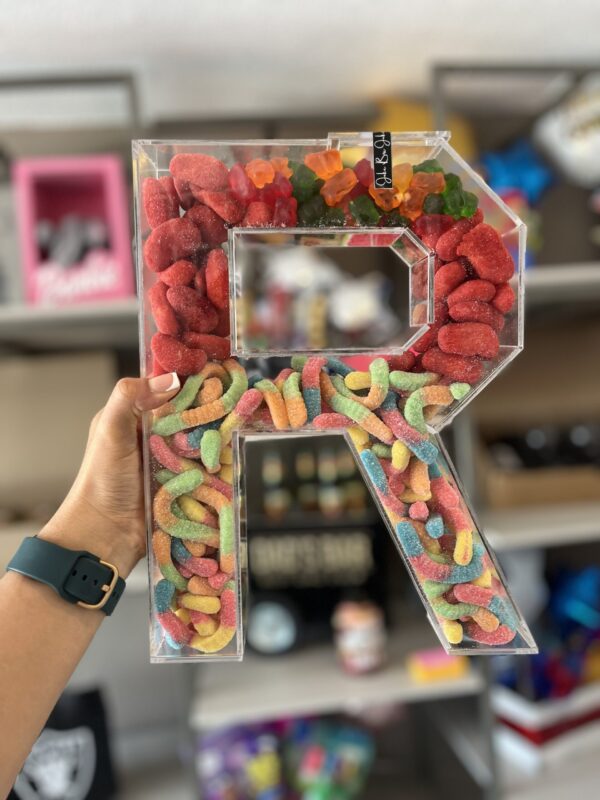 Letra de Acrilico con snacks