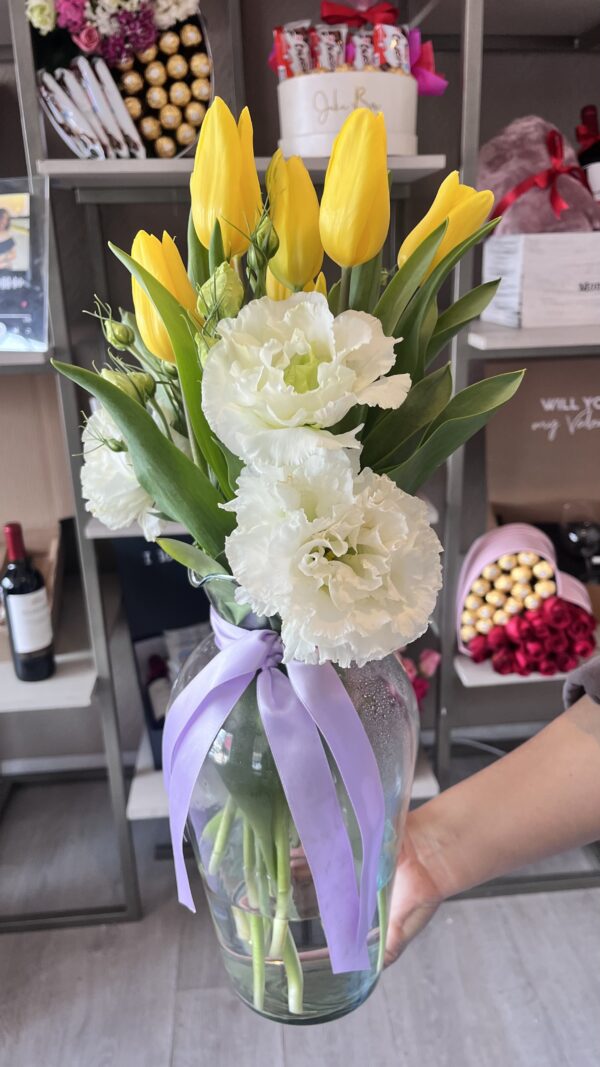 Jarrón con tulipanes