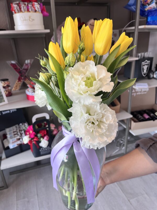 Jarrón con tulipanes