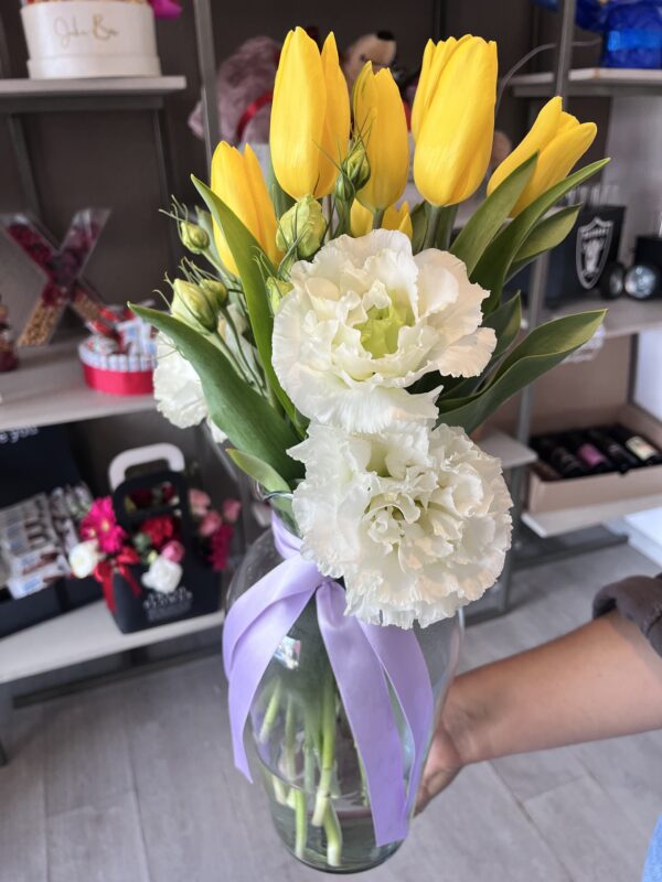 Jarrón con tulipanes