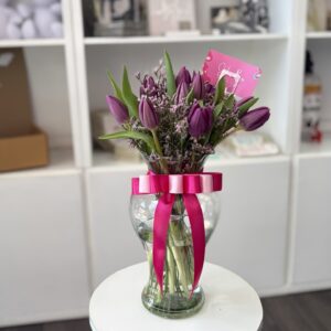 Jarrón con tulipanes