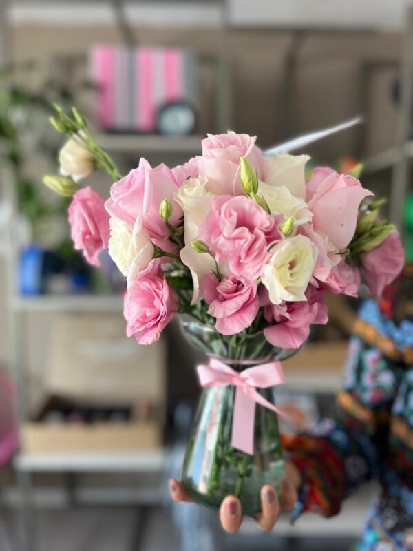 Jarrón floral y mini pastel