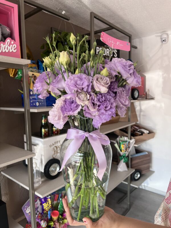 Jarrón floral y mini pastel