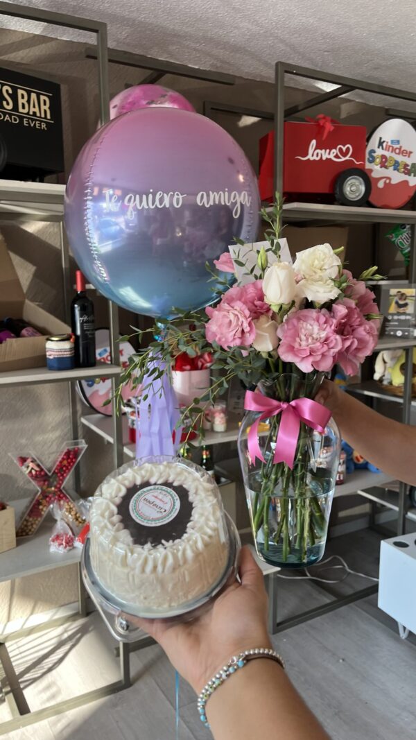 Jarrón floral, globo orbz y mini pastel