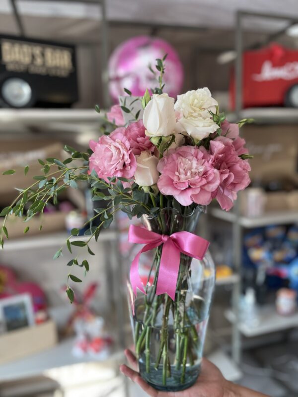 Jarrón floral y mini pastel