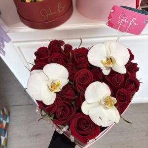 Corazón rosas y orquídeas
