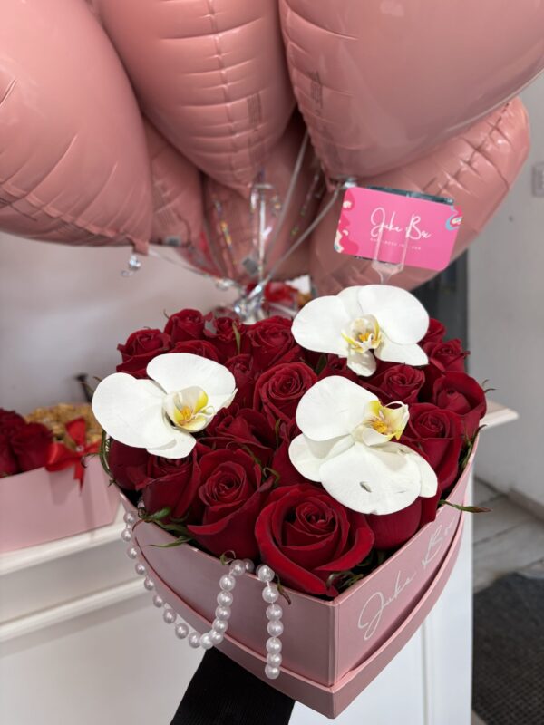 Corazón rosas y orquídeas