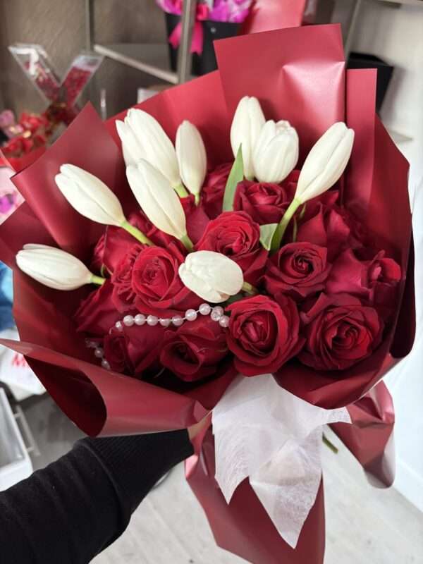 Rosas y tulipanes